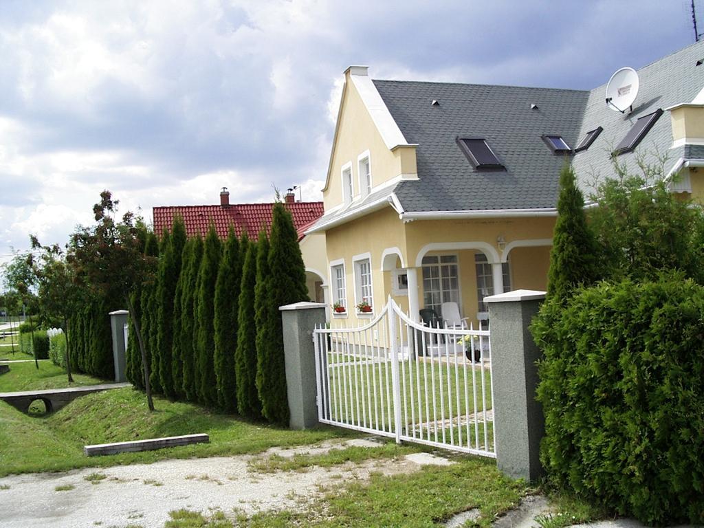 Pacsirta Apartman Lenti Exterior photo